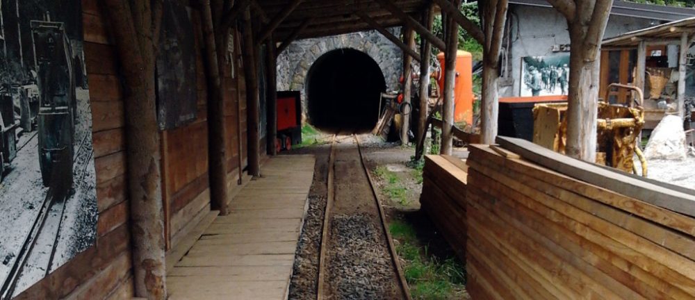 tunnel ingresso galleria delle miniere di schilpario a bergamo