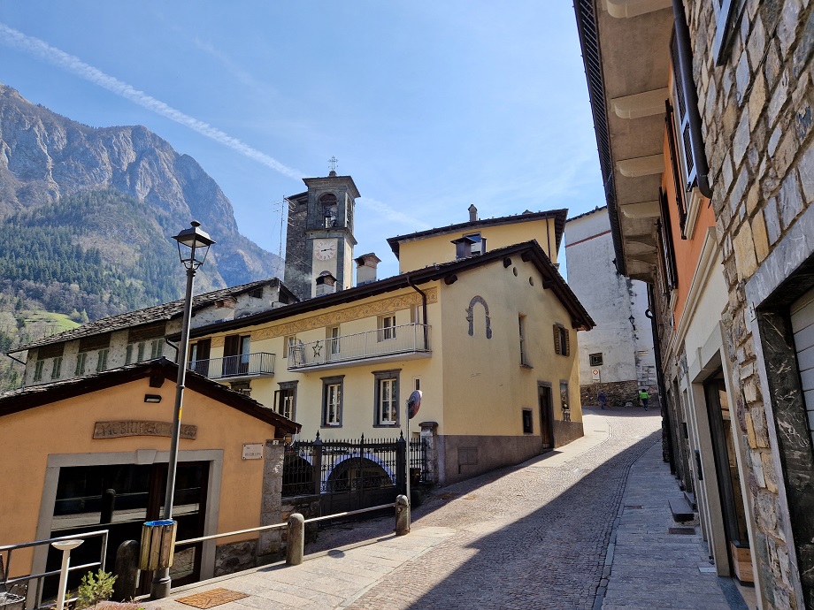 Un vicolo del centro storico di Gromo a Bergamo