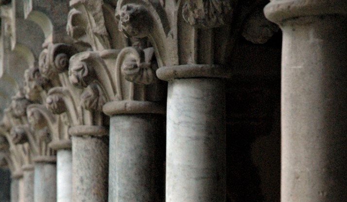capitelli chiostro abbazia di piona a colico