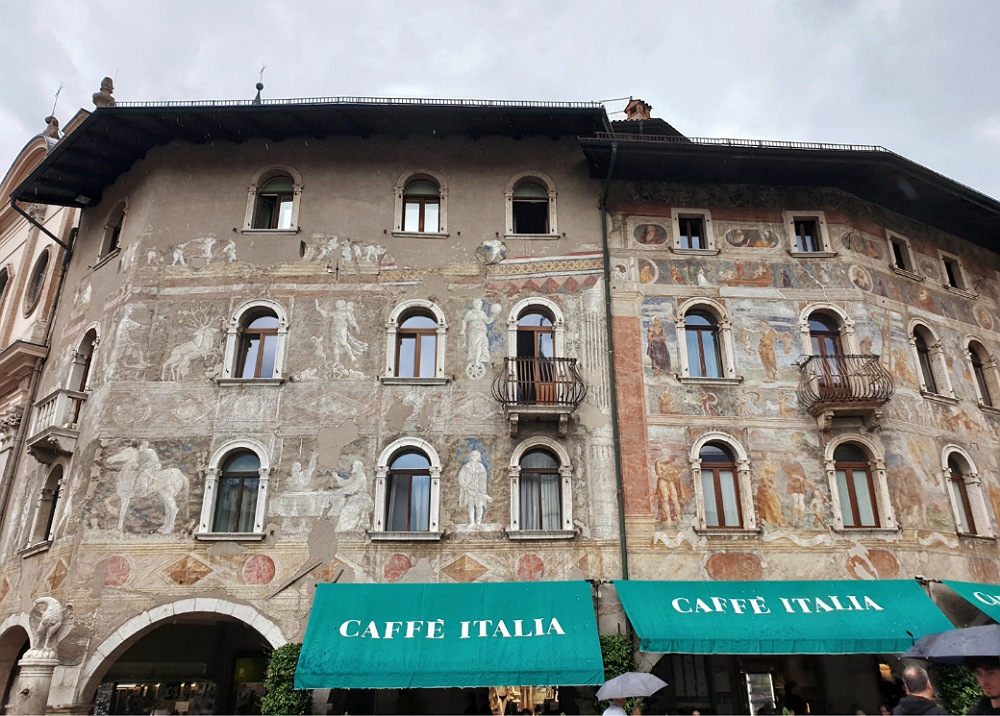 Antichi palazzi affrescati in Piazza Duomo a Trento