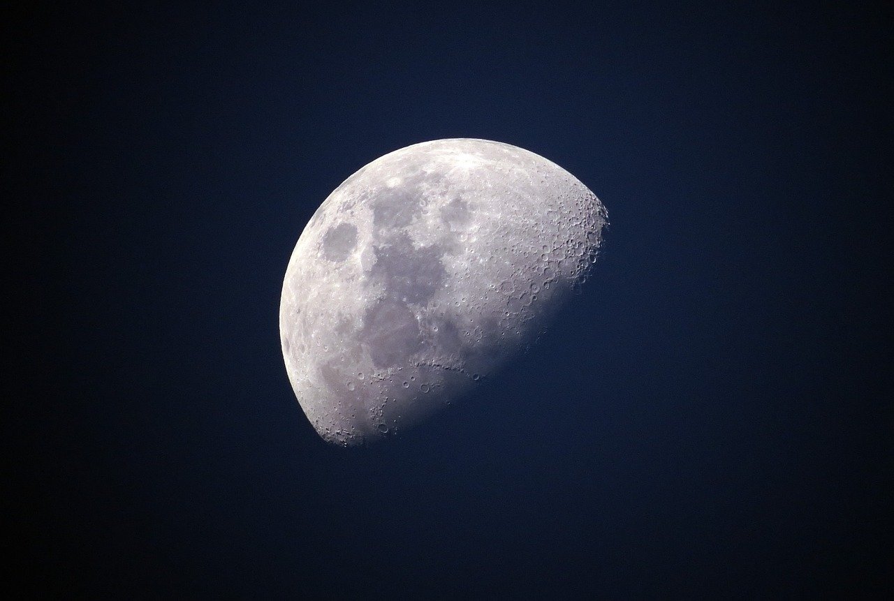 la luna vista da un osservatorio
