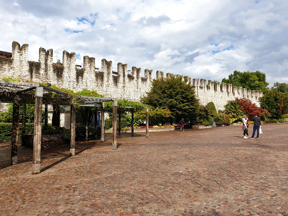 Piazza Fiera a Trento con le antiche mura