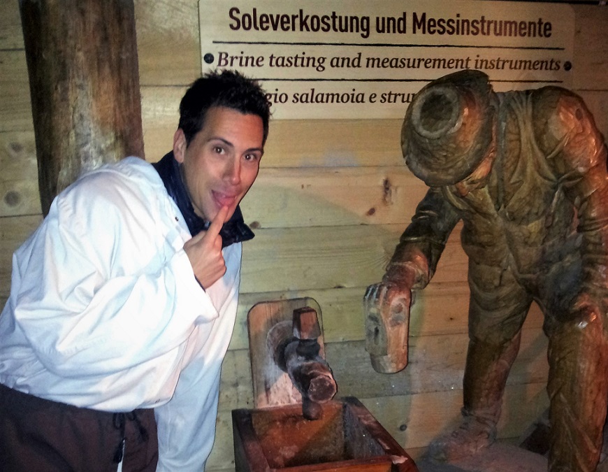 Assaggio del sale estratto nella miniera di Hallein in Austria