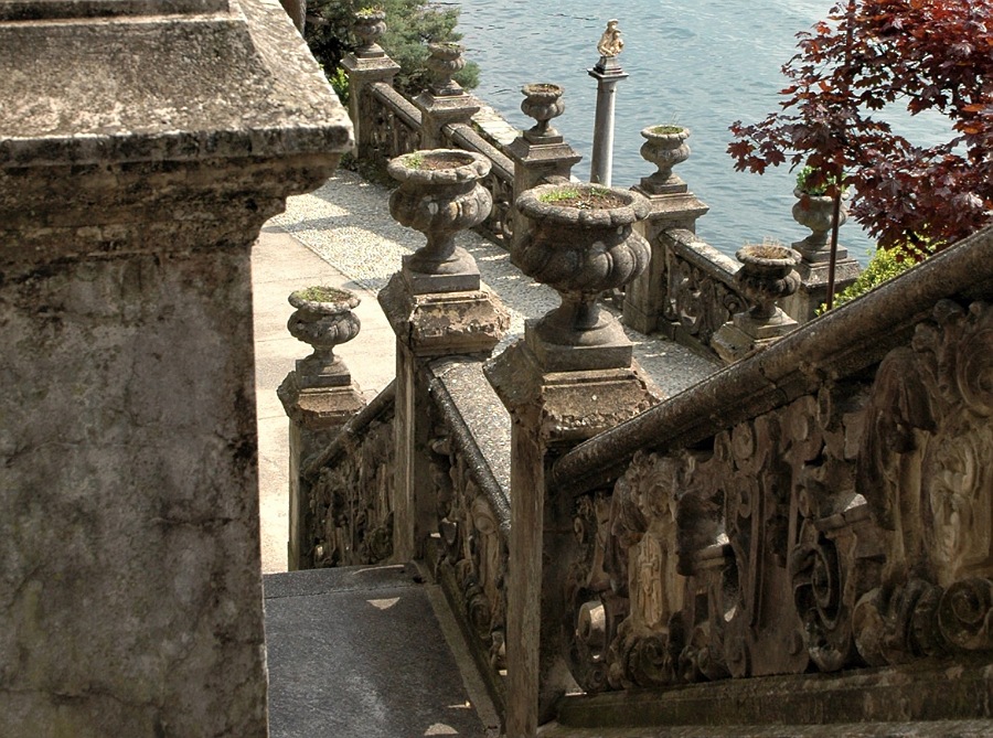 scalinata nei giardini di villa monastero a varenna