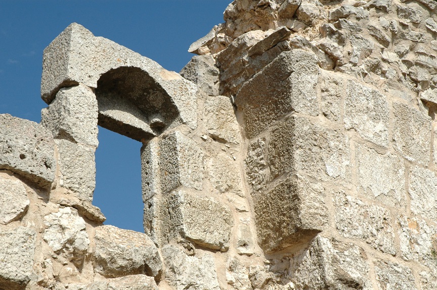 Una finestra del Castello di Ajloun in Giordania_visita