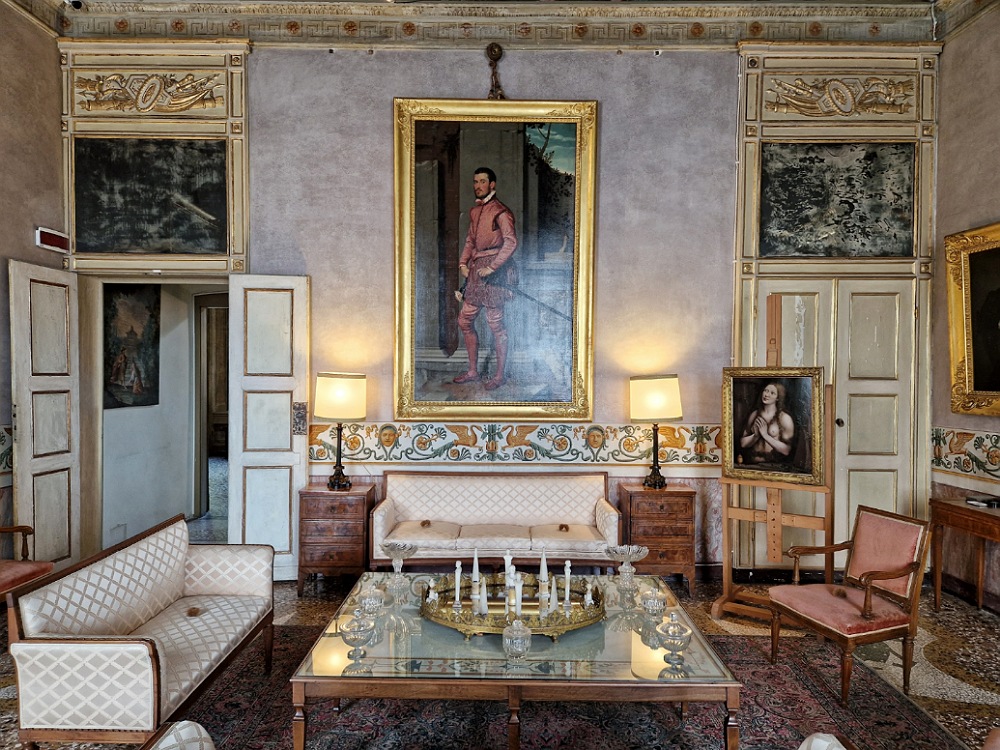 Palazzo Moroni in Bergamo alta: cavaliere in rosa