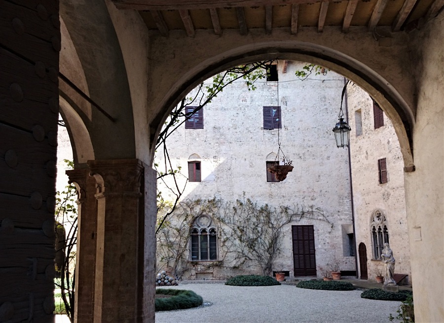 Castello di Montechiarugolo_storia e leggende