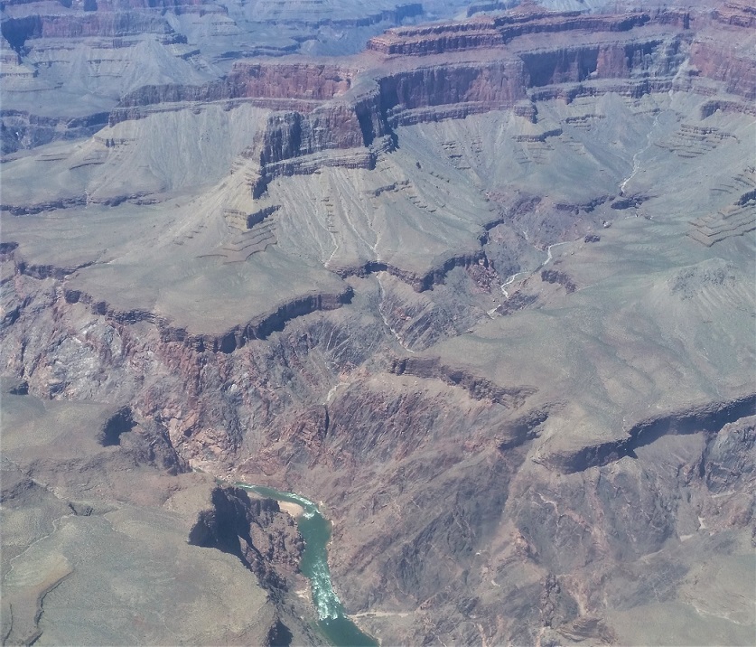 Il fiume Colorado visto con il volo in elicottero sul Grand Canyon