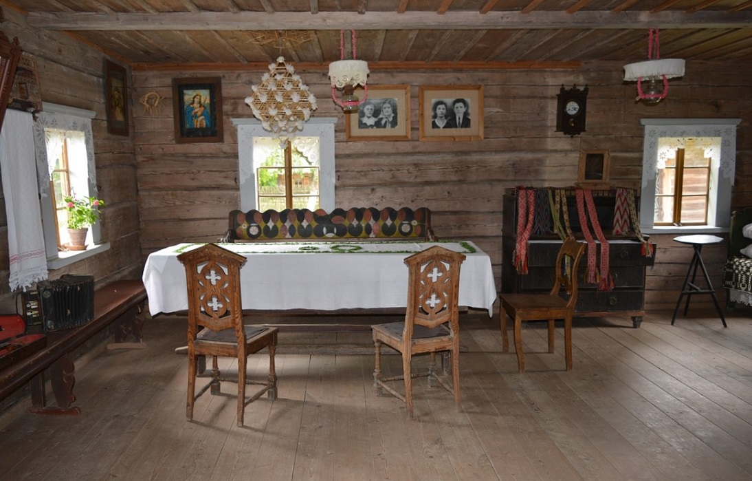 Interni di un'abitazione nel Museo Etnografico di Rumsiskes in Lituania