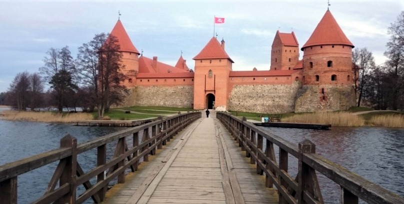 La magia del Castello di Trakai tra le acque del lago