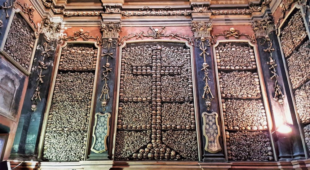 ossa umane nella chiesa di san bernardino alle ossa a milano