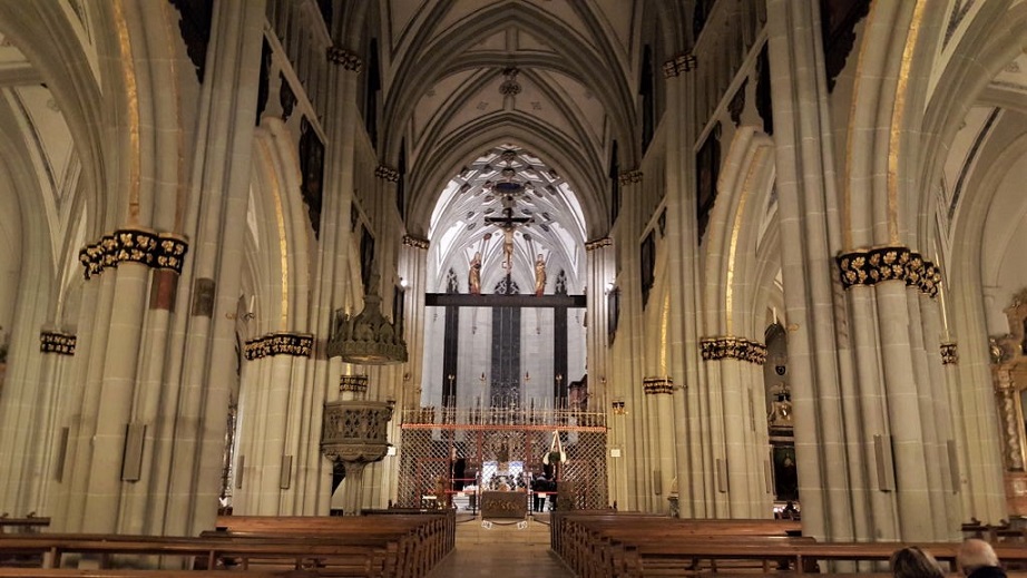 interno della cattedrale di friburgo_svizzera_cose da vedere