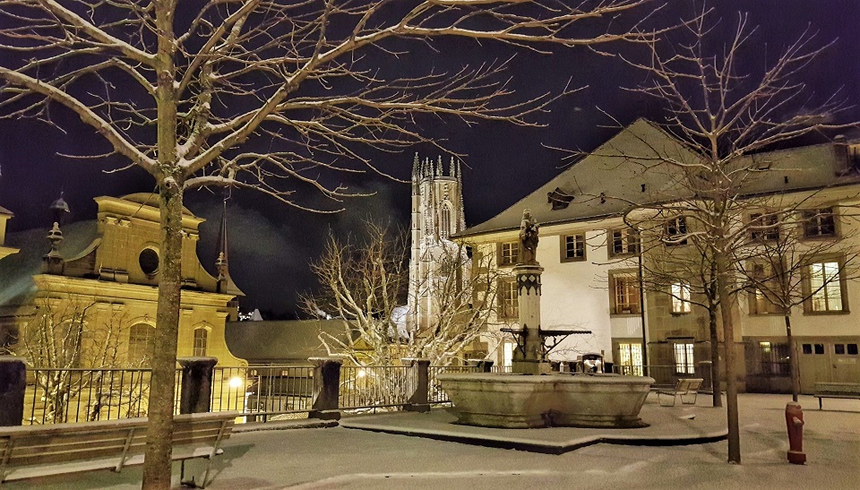 il centro storico di Friburgo in Svizzera durante l'inverno