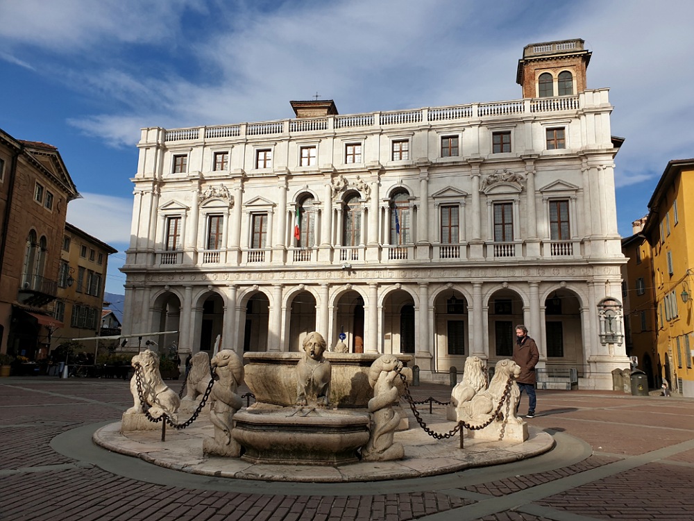 Fontana Contarini e Biblioteca Angelo Maj in Piazza Vecchia