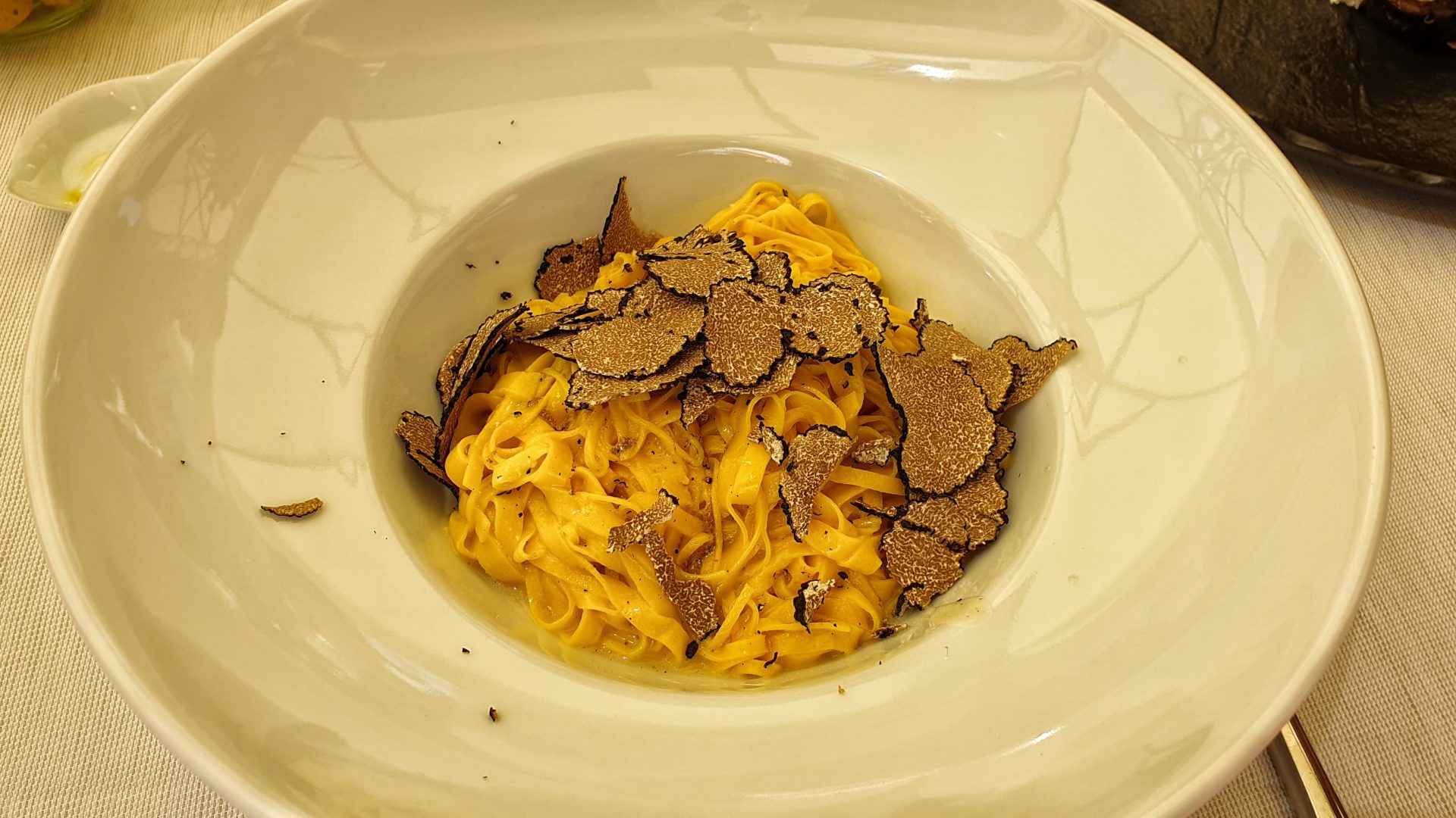 Un piatto di tajarin con tartufo nero_langhe