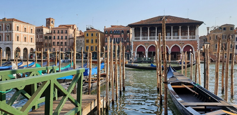 gondole e traghetti sul canal grande di venezia