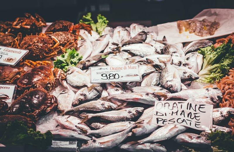 pesche sul banco del mercato di rialto a venezia