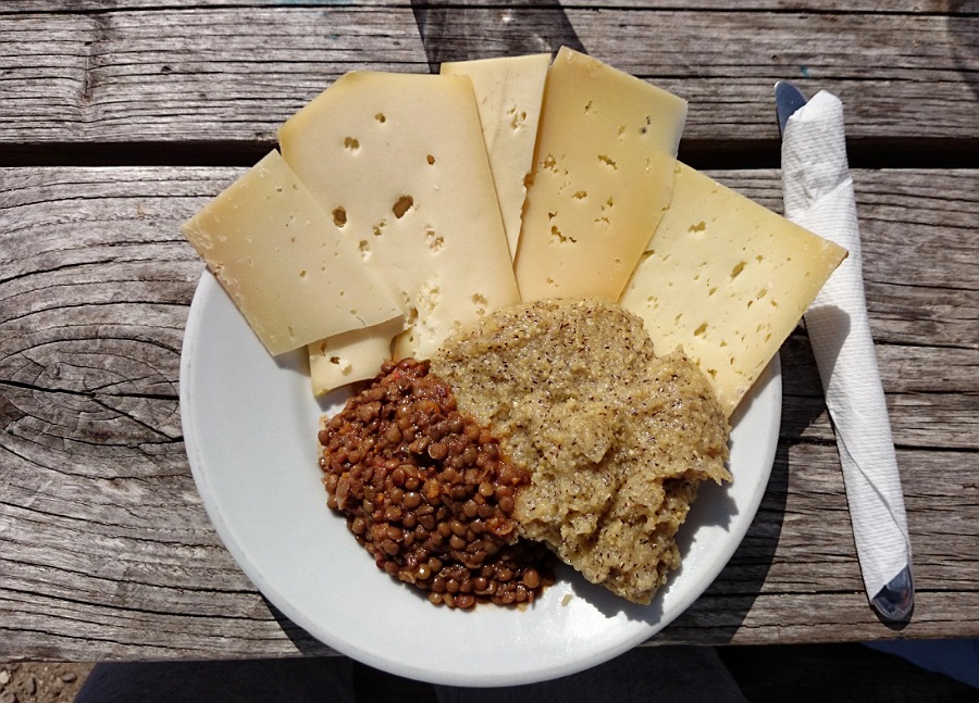 formaggio e polenta al rifugio grassi in val brembana