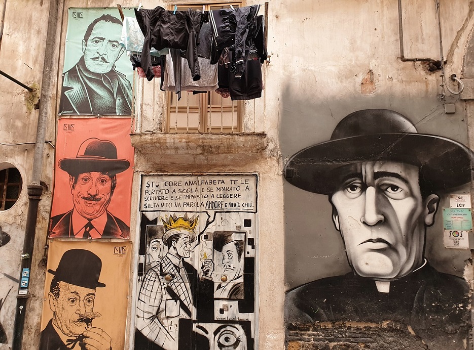 Murales e street art dedicate a Totò nel Quartier Spagnoli