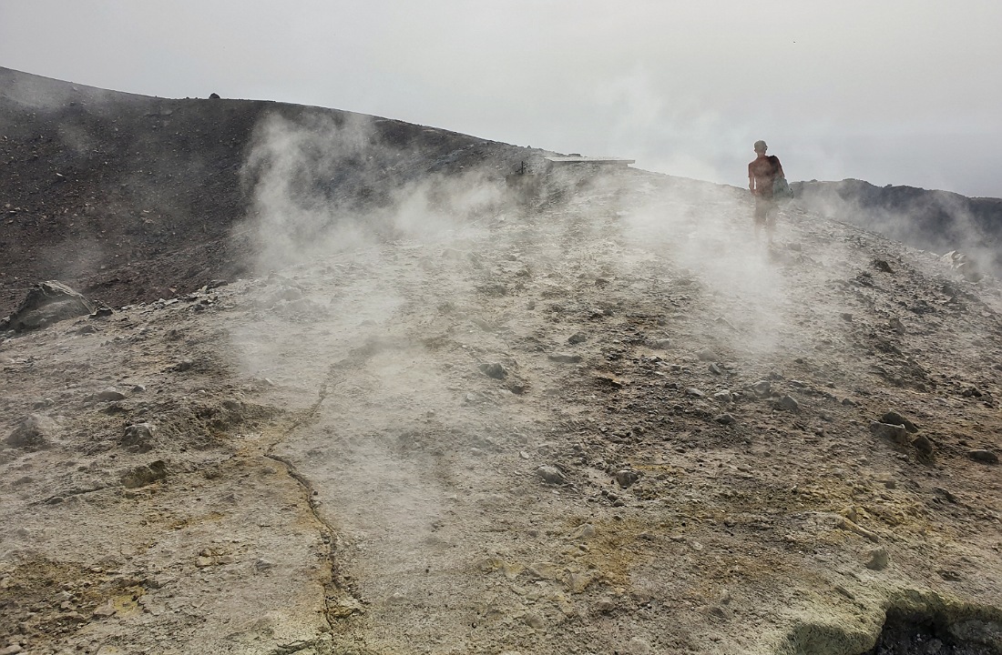 Le fumarole sulfuree in prossimità del cratere di Vulcano_cosa vedere