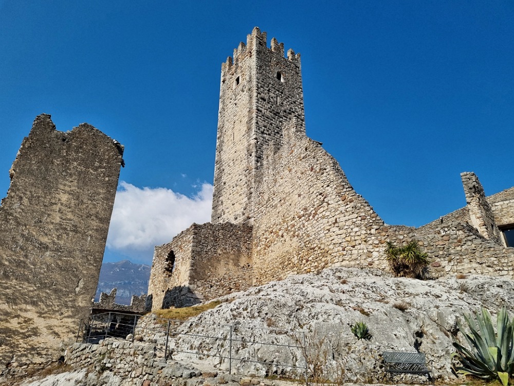 Castello di Drena con la sua torre