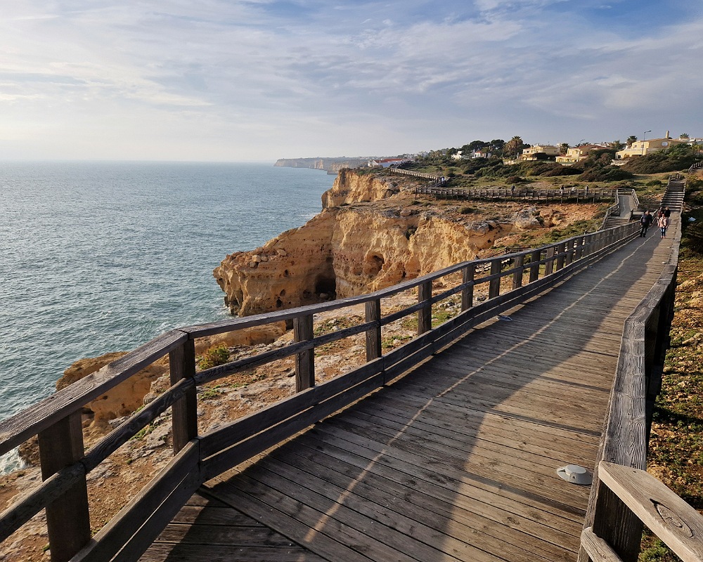 Cosa fare e dove passeggiare in Algarve: passerelle di Carvoeiro