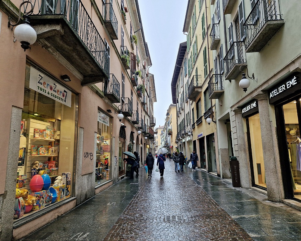 Passeggiata in Corso Italia a Novara con la pioggia